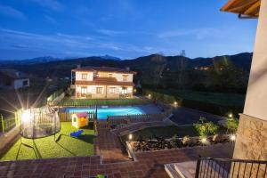 San Martin de BadaCuatrovistes的一座晚上设有游泳池的房子