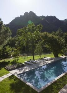 塞拉韦扎Il Borgo Mediceo的一座山地游泳池