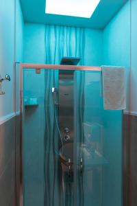 巴里KiBari B&B的一间带玻璃淋浴间和水槽的浴室