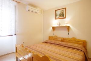 格罗日年萨拉旅馆的一间卧室,卧室内配有一张木床