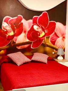 佩斯基奇B&B Di Fiore的一间卧室配有红色的床,上面有红色的鲜花