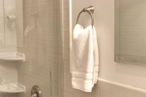 纽约切尔西酒店的带淋浴和白色毛巾的浴室