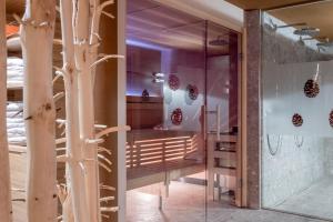 索尔登加尼维塞尔公寓式酒店的玻璃门和树木墙的房间