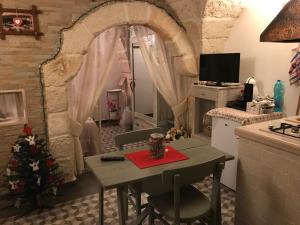 法萨诺Casa Doria的厨房配有桌子,上面有圣诞树