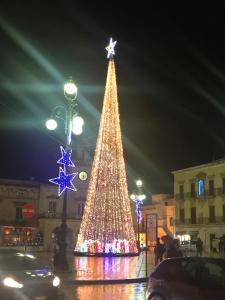 法萨诺Casa Doria的夜夜城街上的圣诞树