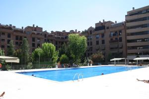 马德里市中心尊贵豪华公寓的一座空游泳池,位于一些建筑前面