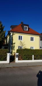 慕尼黑Helle und ruhige Dachgeschosswohnung的红色屋顶的大型黄色房屋