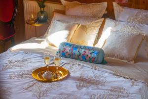 MirkovecVilla Botanica的一张带两杯的床铺和盘子