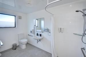但尼丁ASURE Adrian Motel的白色的浴室设有卫生间和水槽。