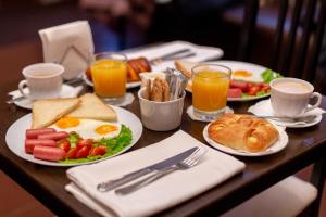 萨马拉绅士酒店的餐桌,包括早餐食品和橙汁