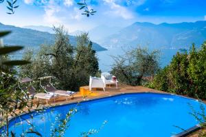 萨莱马拉西诺Villa Smeraldo的一个带椅子的游泳池,享有山景