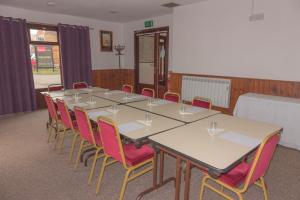 赫拉比Primelodge Rotherham的一间会议室,配有长桌子和椅子