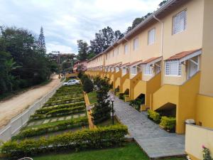 塞拉内格拉Condomínio Vila Paradiso的享有大楼外花园的景致。