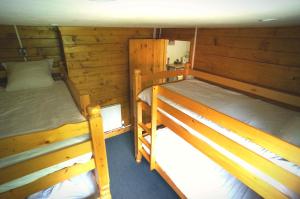 BlaudeixLa Coterie Lodges的木墙客房的两张双层床