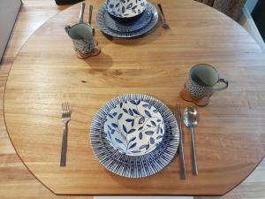 塔卡卡Chalet Karaka的一张木桌,上面有盘子和餐具