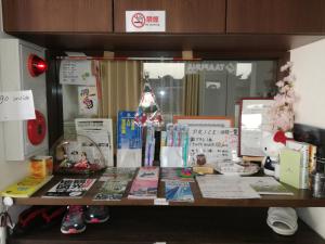 福冈福冈吉卡旅馆的一张桌子,上面放着书籍和其他物品
