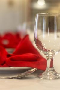 碧瑶Benguet Prime Hotel的酒杯,坐在桌子上,带红餐巾