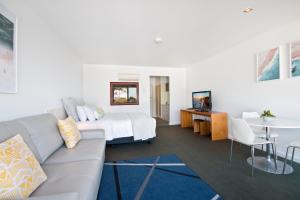 洛恩洛恩湾景公寓式酒店的客厅配有沙发和1张床