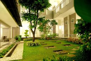 巴东The Sriwijaya Hotel - Halal Hotel的一座庭院,里面种有草木