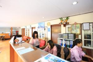 芭堤雅市中心The Siam Guest House - SHA Extra Plus的一群站在房间里的妇女