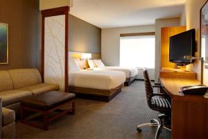 萨拉索塔萨拉索塔凯悦嘉轩酒店/莱克伍德牧场的酒店客房设有两张床和电视。