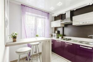克麦罗沃Apartments on Lenina street 51的厨房配有紫色橱柜和窗户