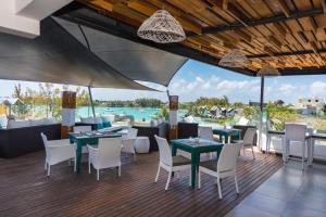 格兰贝伊Azur Paradise的一间带桌椅的海景餐厅