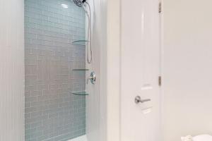 普罗温斯敦Provincetown Paradise的浴室设有蓝色瓷砖淋浴。