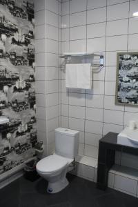 阿斯塔纳Hotel Inju Hills的浴室配有白色卫生间和盥洗盆。