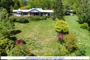 肯图巴Dantosa Blue Mountains Retreat的从上面可以欣赏到房子和花园的空中景致