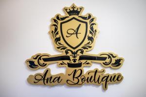 阿尔巴尤利亚Ana Boutique的金色的皇冠顶,有十字架和母语精品店