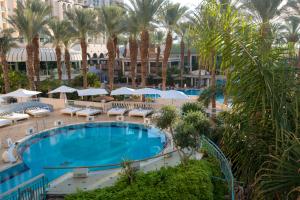 Herods Vitalis Spa Hotel Eilat a Premium collection by Fattal Hotels内部或周边的泳池