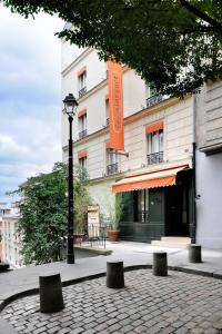 巴黎科兰库尔蒙马特嘻哈旅舍的前面有路灯的建筑