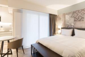 卢森堡The Residence Gare的酒店客房配有一张床铺和一张桌子。