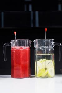 拉马萨马尔萨Spa酒店的两个装满液体的玻璃容器,紧贴一罐水果