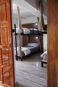 清迈Tangmo House的带两张双层床和一扇门的房间