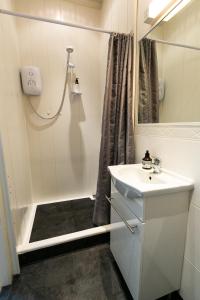 直布罗陀Engineer Lane House的带淋浴和盥洗盆的白色浴室