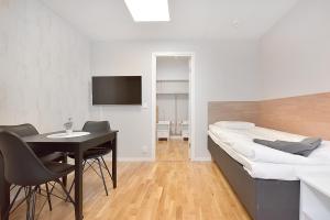 南泰利耶Chefens Hotell的卧室配有一张床和一张桌子及椅子