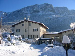 托隆美好住所酒店的山前的积雪覆盖的建筑