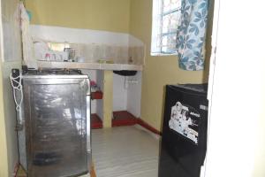 蒙巴萨Private Guest Wing的小厨房配有炉灶和冰箱