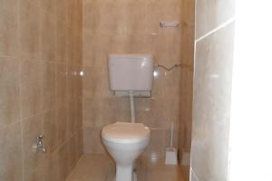 蒙巴萨Private Guest Wing的一间带卫生间和瓷砖墙的浴室