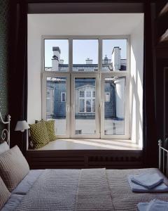华沙Apartament na Wilczej的卧室设有窗户,可眺望大楼