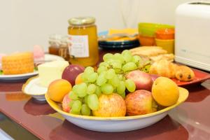 圣拉里苏朗Casa Mir的柜台上一碗水果