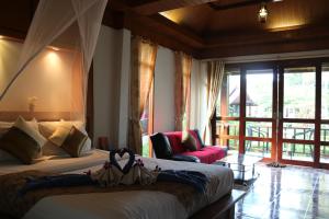 高兰Rasa sayang Resort - SHA Certificate的酒店客房设有一张床和一个阳台。