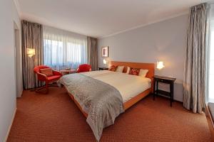 拉策堡维特勒斯酒店的酒店客房带一张床、一张桌子和椅子