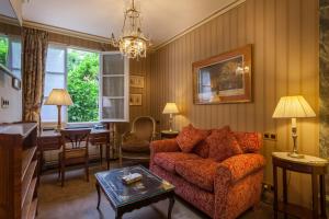 巴黎杜克圣西蒙酒店的客厅配有沙发和桌子
