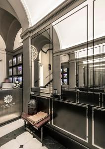 罗马科索281豪华套房酒店的更衣室配有长凳和镜子