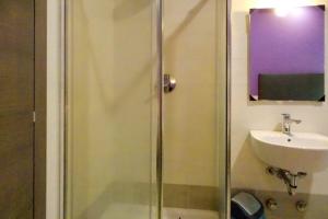 米兰Hotel Midtown Milano的带淋浴和盥洗盆的浴室