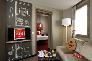 斯法克斯Ibis Sfax的带沙发和电视的客厅