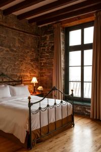 蒙特利尔Auberge du Vieux Port by Gray Collection的一间卧室设有一张床和砖墙